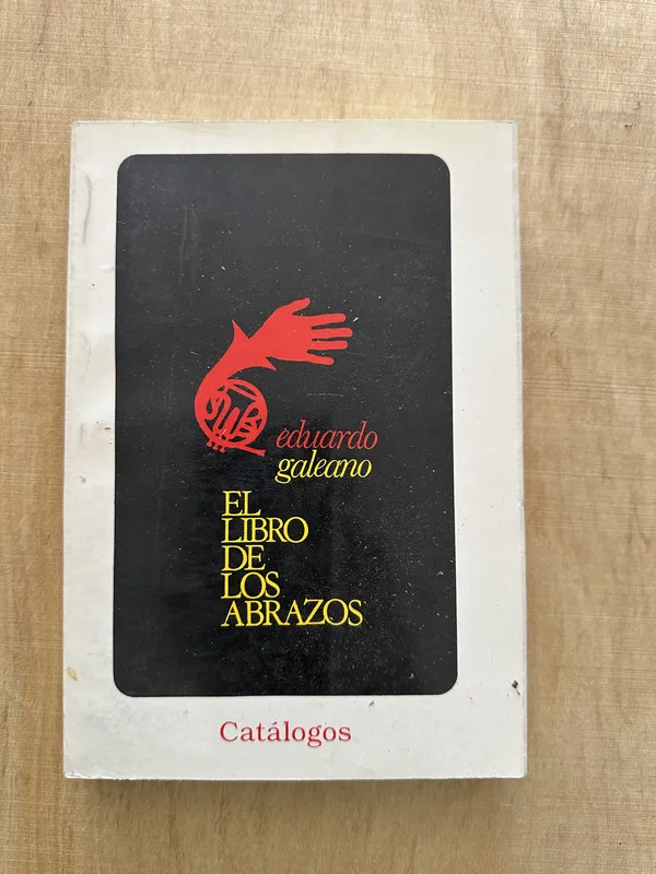 Tapa de El libro de los abrazos - Galeano, Eduardo (O2)