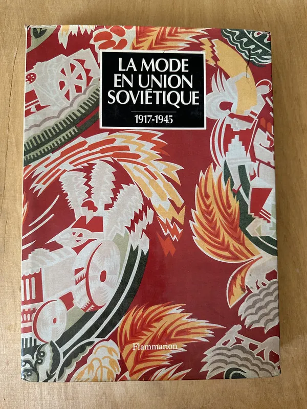 Tapa de La mode en Union Sovietique 1917-1945 -  (2A7)