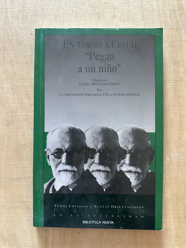 Tapa de En torno a Freud. Pegan a un niño - - (2c3)