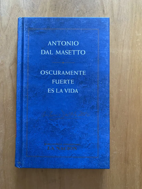 Tapa de Oscuramente fuerte es la vida - Dal Masetto, Antonio (2k5)