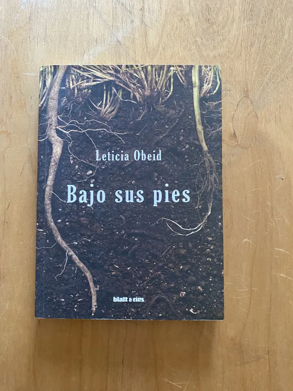Bajo sus pies - Obeid, Leticia (2k1)