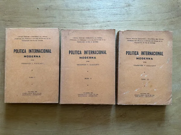 Tapa de Politica Internacional moderna (3 tomos) - Kalijarvi (2t3)