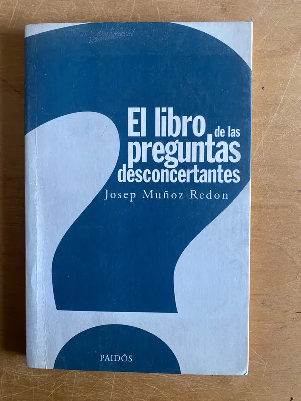 Tapa de El libro de las preguntas desconcertantes- Muñoz Redon (2y8