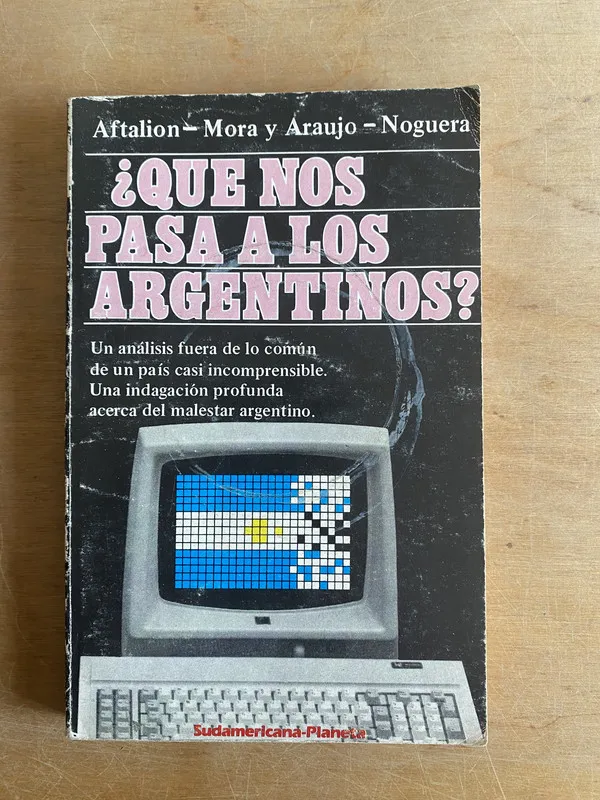 Tapa de Que nos pasa a los Argentinos?- Aftalion;Mora y Araujo (3n5