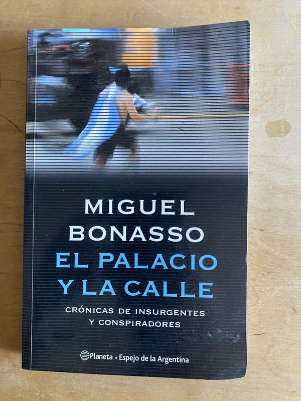 El palacio y la calle Cronicas de insurgentes- Bonasso (2v7