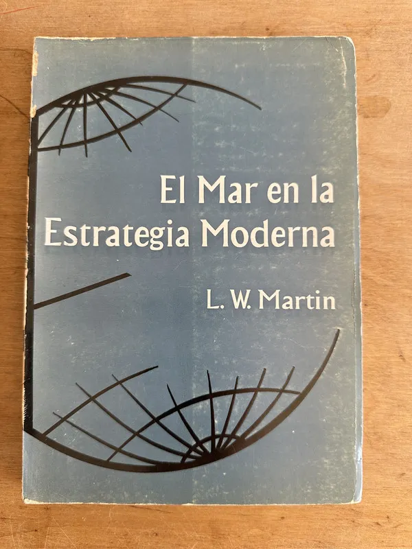 Tapa de El mar en la estrategia moderna - Martin L. W. (3L7)