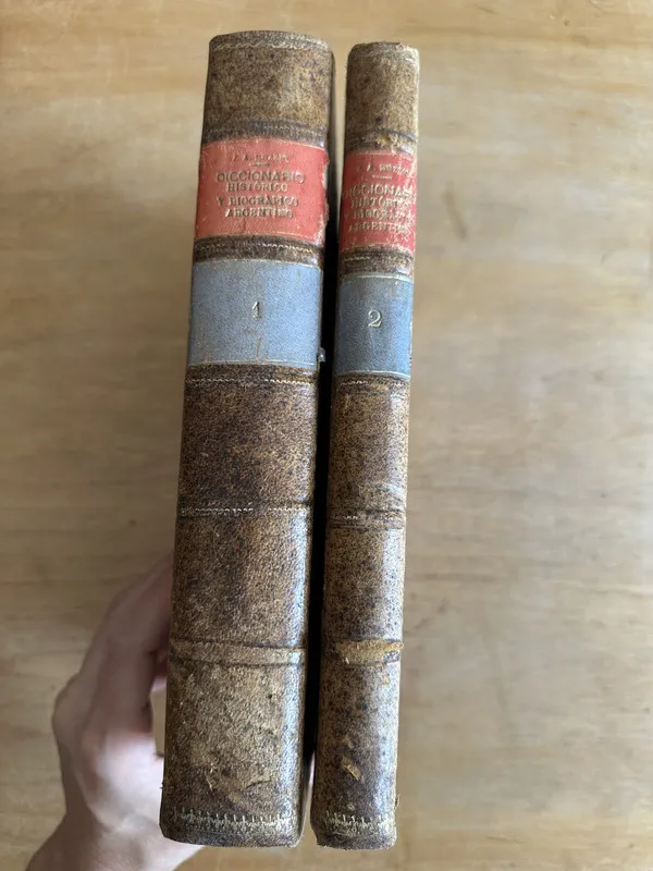 Tapa de Diccionario historico y biografico de la Rep- Muzzio (2p6)