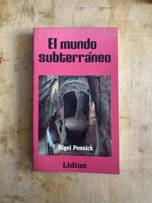 El mundo subterraneo - Pennick (z1)