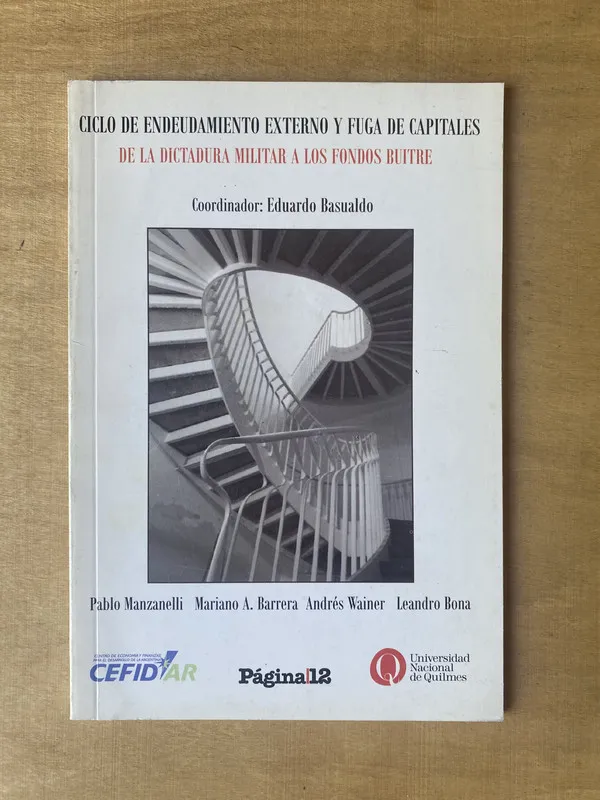 Tapa de Ciclo de endeudamiento externo y fuga de - Manzanelli (2t7)