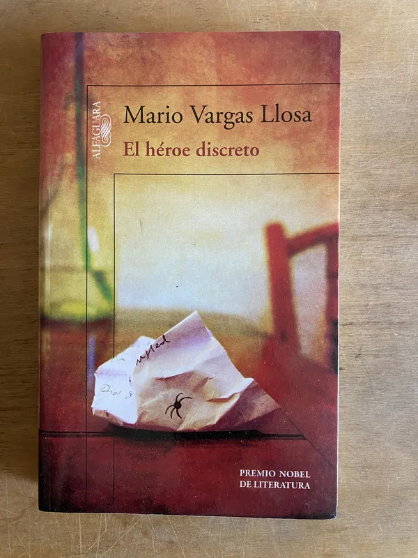 Tapa de El heroe discreto - Vargas Llosa (2f2)
