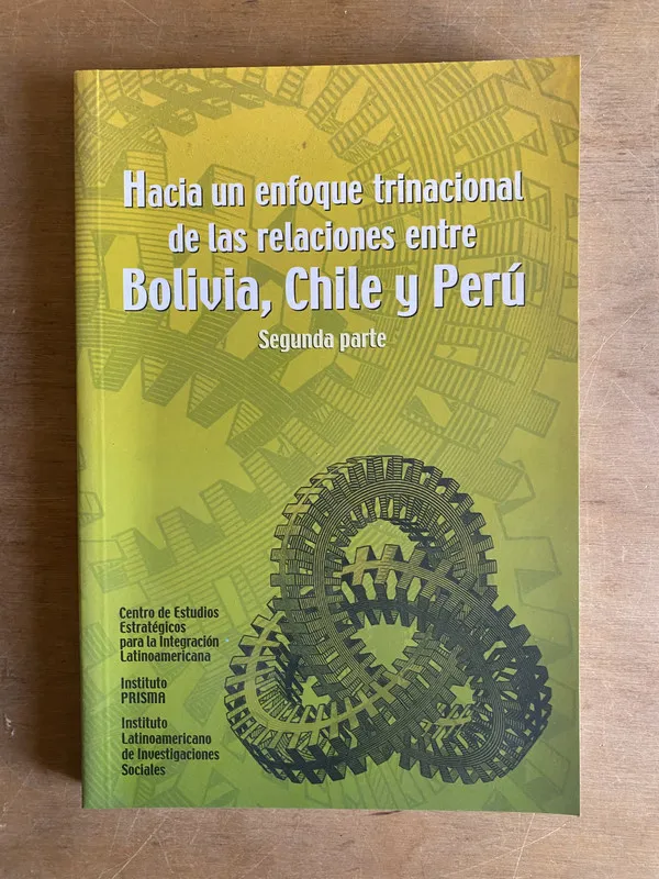 Tapa de Hacia un enfoque trinacional de las relaciones - - (2d4)