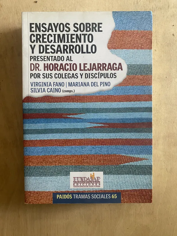 Tapa de Ensayos sobre crecimiento y desarrollo - Fano (z5)