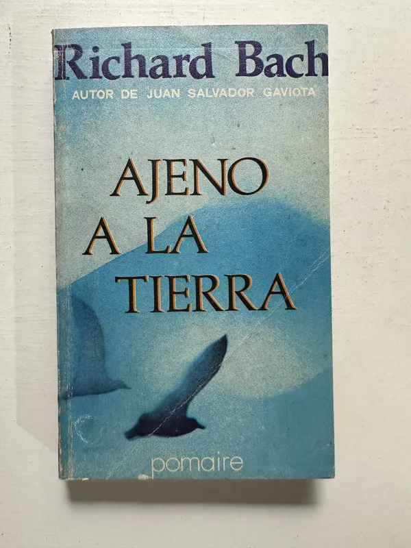 Tapa de Ajeno a la tierra - Bach Richard (4M6)