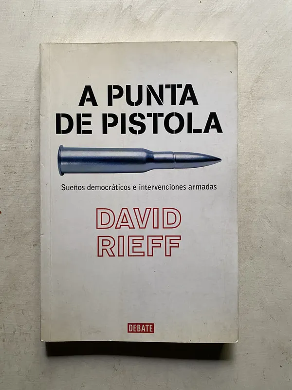 A punta de pistola - Rieff David (4k4)