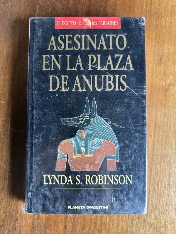 Asesinato en la Plaza de Anubis - Robinson Lynda S. (4v6)