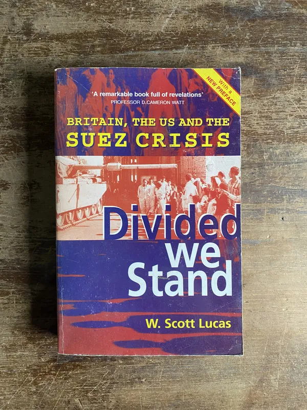 Tapa de Divided We Stand (en ingles) - Lucas W. Scott (5b2)