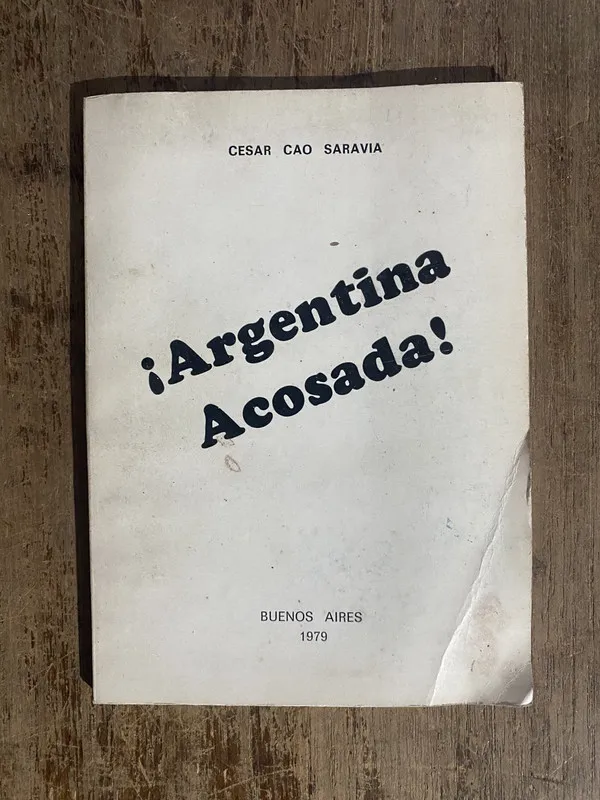 Argentina Acosada! - Cao Saravia, Cesar (5o7)