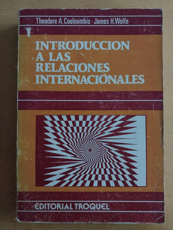 Tapa de Couloumbis; Wolfe - Introduccion A Las Relaciones Inter (j6)