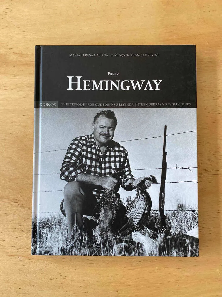 Ernest Hemingway - Gallina Maria Teresa- Iconos/ Globus (s4)